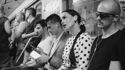 Даша Астафьева спустилась в метро и сняла об этом целый ролик