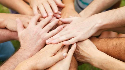 Ученые рассказали, что лучше всего сближает людей и даже животных – неожиданное открытие