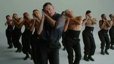 В новом видео "How Do You Sleep" Сэм Смит танцует, словно Бог