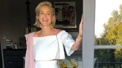 Не собирается стареть: 61-летняя Шэрон Стоун засветила стройные ножки в купальнике