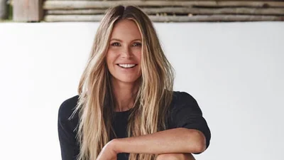 55-річна модель Ель Макферсон звабила запаморочливо довгими ніжками в бікіні