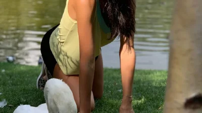 Віка з “НеАнгелів” стала дачницею, але не забула засвітити прес в компанії півнів