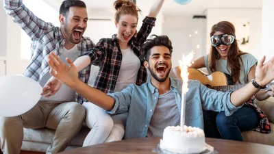 Привітання з днем народження другові у прозі та картинках