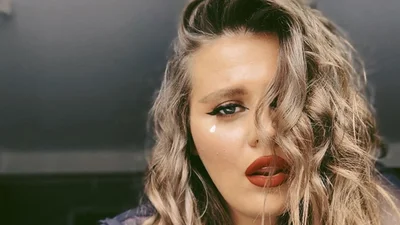 Саша Зарицкая с KAZKA такая бесстыжая, что соблазняет пышными формами в мокром купальнике