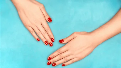 Эксперты назвали, маникюр какого цвета держится летом дольше