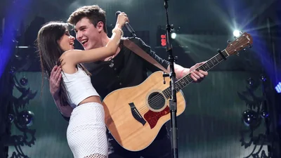 Камила Кабельо и Шон Мендес подтвердили свой роман страстным поцелуем в воде