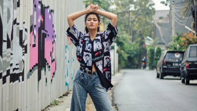 Джинсы с кокеткой - новая модель, которая будет популярна осенью 2019 года