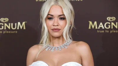 Ріта Ора показала фото в бікіні з мамою, і тепер фани не розберуться, хто з них гарніша