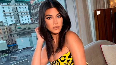 Повністю гола Кортні Кардашьян показала свою засмаглу дупку на відвертому фото у воді