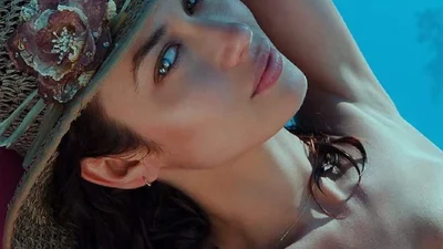 Взбудораженная Ольга Куриленко в бикини доказала, что не просто так стала "девушкой Бонда"