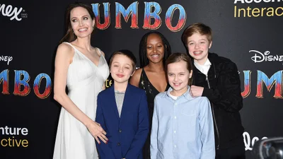 Донька Джолі і Пітта, яка ось-ось змінить стать, хоче жити з батьком