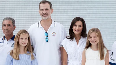 Королевская семья Испании на отдыхе доказывает, что бюджетные вещи тоже выглядят стильно