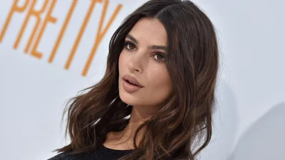 Эмили Ратажковски поразила соблазнительным образом на лето, который может повторить каждая