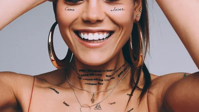 Тренд літа 2019 - тимчасові мініатюрні тату на обличчі