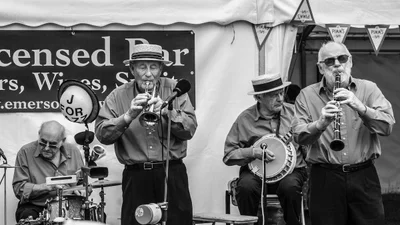 Веселые пенсионеры так отрывались на дискотеке, что их разгоняла полиция