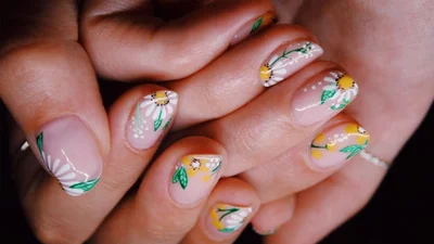 Этот фантастический маникюр с подсолнухами и маргаритками - главный тренд августа 2019
