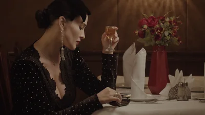 Даша Астаф’єва з чаркою в руках розповіла про нещасне кохання у новому відео