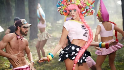 Мережа гуде про бабцю-хейтера, яка псує постери з Олею Поляковою – особу встановлено