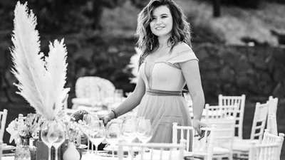 Жена MONATIK соблазнила сеть фигуркой в купальнике, и она - еще тот лакомый кусочек