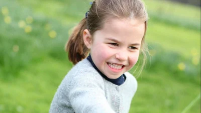 Принцесса Шарлотта показала неприличный жест своим подданным, и это попало на видео