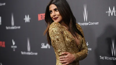 Приянка Чопра засветила свои прелести в абсолютно прозрачной рубашке