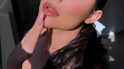 Італійські канікули Кайлі Дженнер: розкішні іменини, діамантове кольє та пустощі з донею