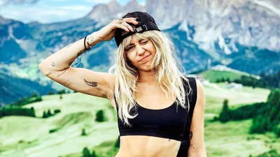 Майли Сайрус не спешит официально разводиться, но уже переехала в холостяцкий дом