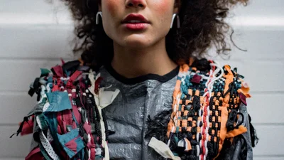 Дизайнер разработала футуристическую коллекцию одежды из покинутых палаток на фестивалях