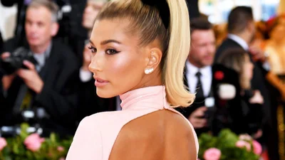 Хейли Болдуин в неожиданном образе брюнетки снялась для модного глянца