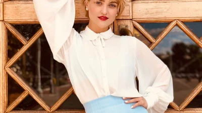 Віра Кекелія засвітила соковиті груди у відвертій сукні