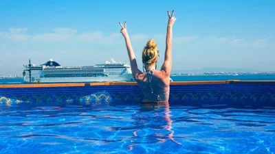 Дівчина хотіла поплавати на надувному матраці, але дуже смішно облажалася