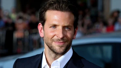 Бредлі Купера підловили на прогулянці з дочкою від Ірини Шейк, і тепер в нього є вуса