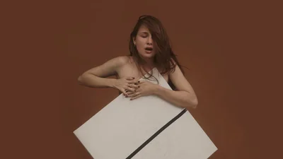 Ты не поверишь, но эта девушка рисует невероятные картины с помощью своей груди