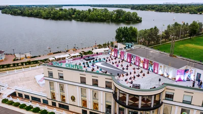 Nike провів яскраву йога-сесію на березі Дніпра