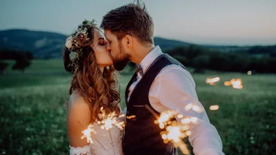 Сервіс бронювання готелів дарує $15 тисяч, якщо молодята згадають його назву в обітницях