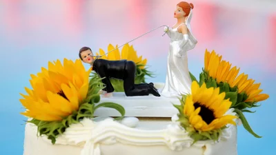 Новобрачные осрамились на собственной свадьбе, и все из-за торта "украшенного" пенисом
