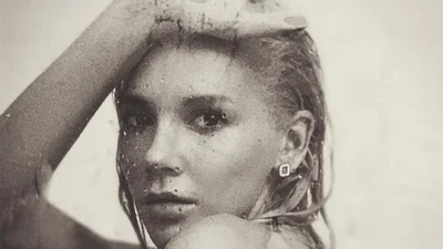 Співачка Міша Романова вразила своїм голим і мокрим тілом, наче в богині