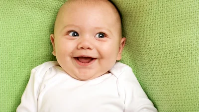 Политик, что колыхал малыша в ходе заседания и кормил его из бутылочки, стал звездой сети