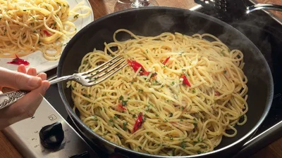 Девушка сделала пирсинг, чтобы оригинально есть спагетти – лайфхак не для слабонервных
