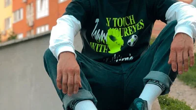 OLEYNIK в свіжому кліпі-зізнанні “Падаю вверх” засвітив свою дівчину