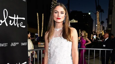 Як звичайна жінка: вагітна Кіра Найтлі сходила на базар і засвітила великий животик