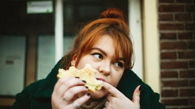 Гений бизнеса: пухленькая девушка зарабатывает бешеные деньги на своих лишних килограммах