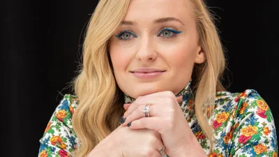 Софи Тернер раскритиковали за сочетание носков с тапочками, но ее реакция непревзойденна