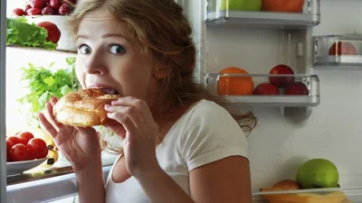 Дієтологи розказали, в яких випадках можна їсти на ніч, щоб не заробити собі зайвий жирок