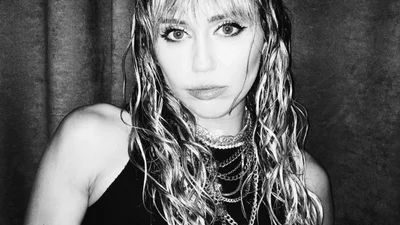 Майли Сайрус впервые вышла в свет со своей девушкой после развода с Хемсвортом