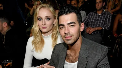 Тебя рассмешит реакция Софи Тернер и Джо Джонаса на поцелуй другой звездной парочки