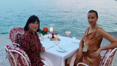 Ірина Шейк показала свою маму в купальнику - тепер зрозуміло, в кого модель вдалася вродою