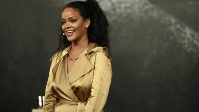 Рианна в очень женственных образах украсила обложку Vogue