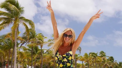 Будто спасительница Малибу: Ирина Федишин засыпала Instagram сексуальными пляжными фото