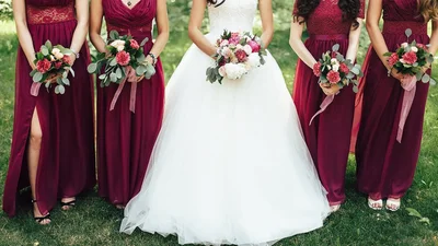 Невеста позволила сестре прийти на свадьбу в чем угодно, но та превзошла все ожидания